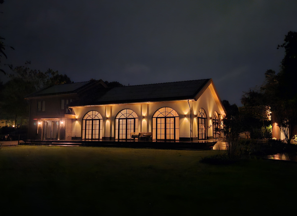 Buitendeuren met zijlicht en getoogd bovenlicht