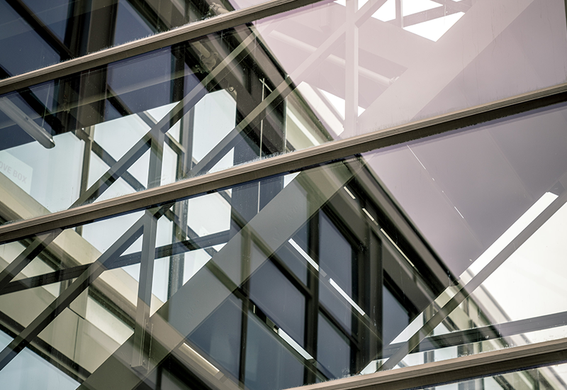 Metaal op glas lijmen